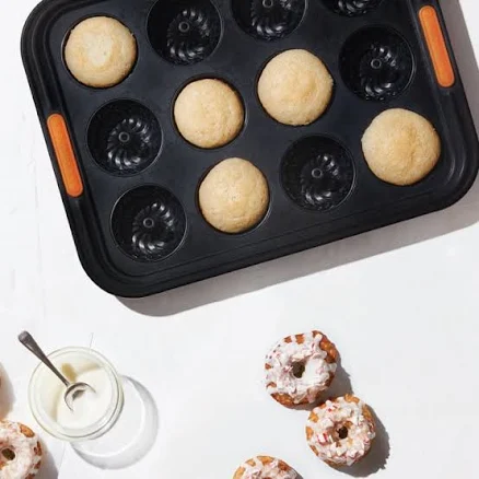 Le Creuset 12-Cup Mini Fluted Cake Pan