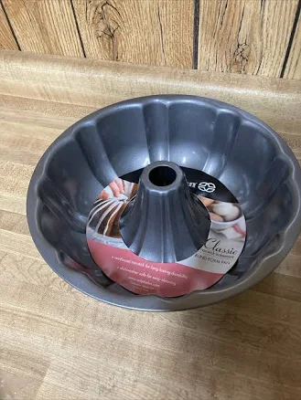 Calphalon Classic Bakeware 10-Inch Nonstick Bundt Cake Pan
